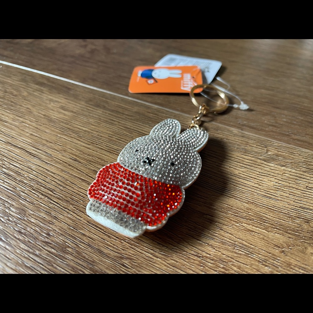 MIFFY-Imported (NWT) Crystal Character Keychain with Clip - Picture 4 of 9